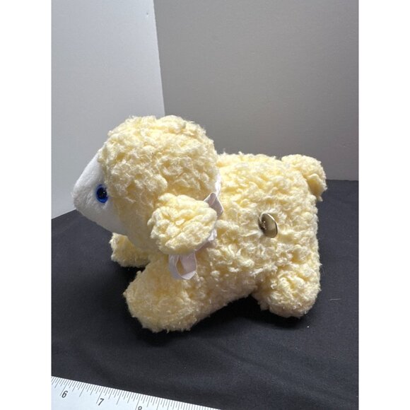 Vintage Fan Fair Wind-Up Yellow Lamb Musical Mary Had A Little Lamb Blue Eyes Pl - Picture 2 of 9